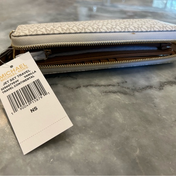 Michael Kors Large Continental Wallet - Picture 6 of 7